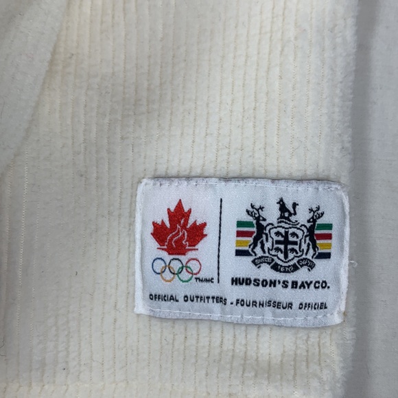 Hudson’s Bay Co. Olympic Canada 2010 Vancouver Boys 10/12 Pull Over Sweater - Picture 4 of 9